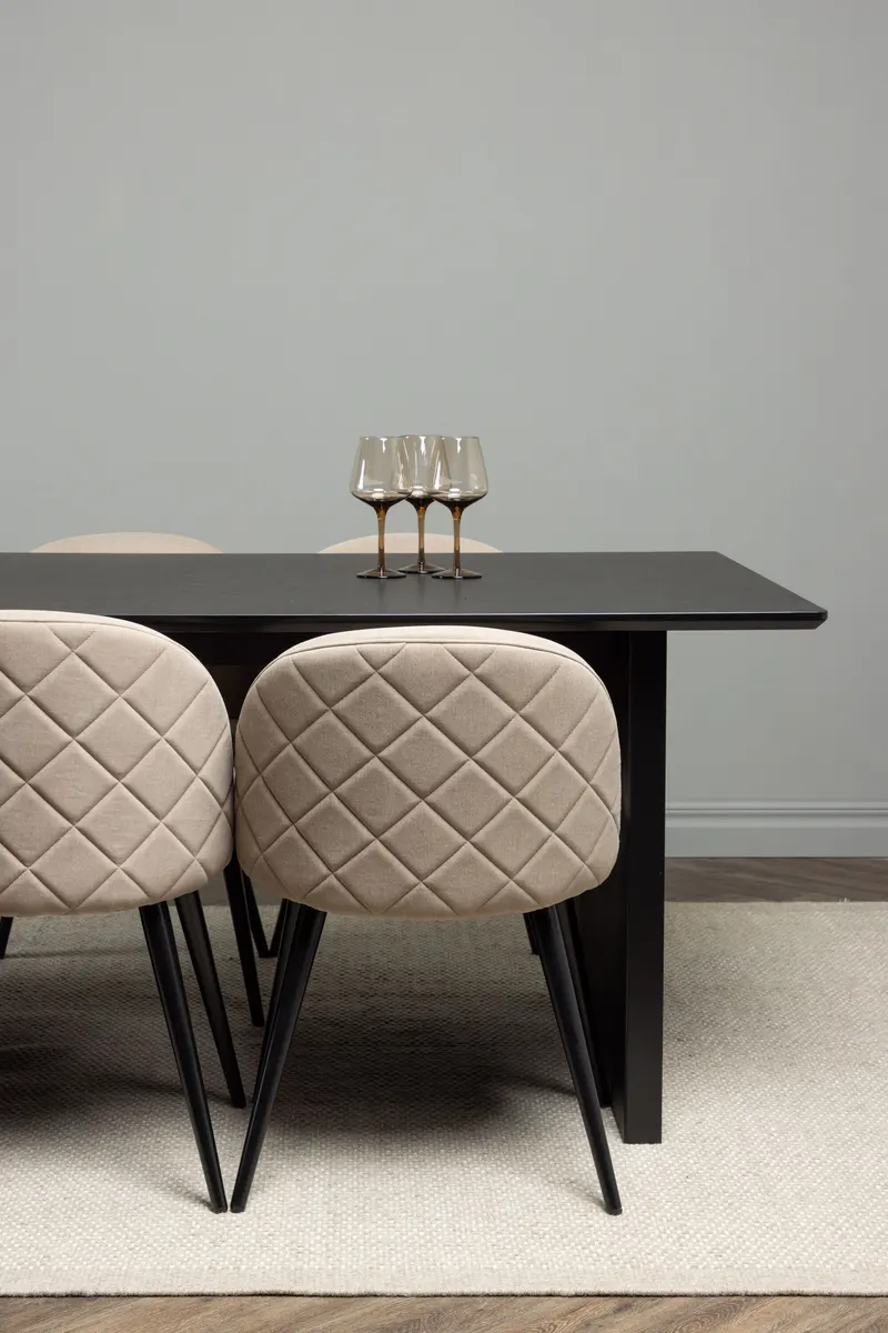 Vail & Velvet Essgruppe mit schwarzem Esstisch und 6 gepolsterten Stühlen in Beige, Gestell Schwarz, im Wohnraum, Ansicht 4