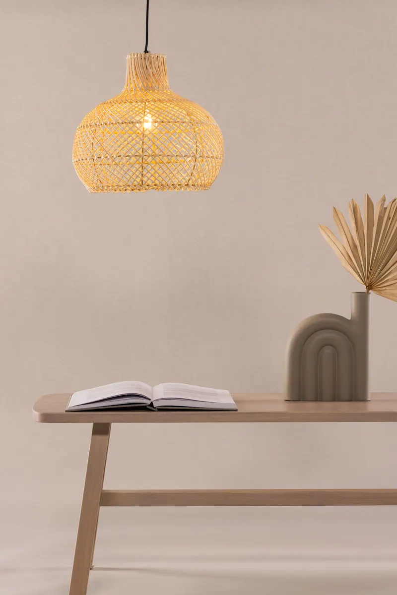 Varekil Pendelleuchte aus Rattan in 35 × 30 × 35 cm, im Wohnraum, Ansicht 2