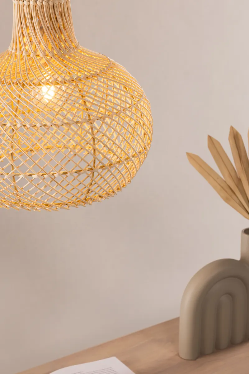 Varekil Pendelleuchte aus Rattan in 35 × 30 × 35 cm, im Wohnraum, Ansicht 4