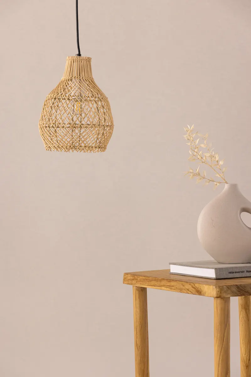 Varekil Pendelleuchte aus Rattan in 20 × 25 × 20 cm, im Wohnraum, Ansicht 1