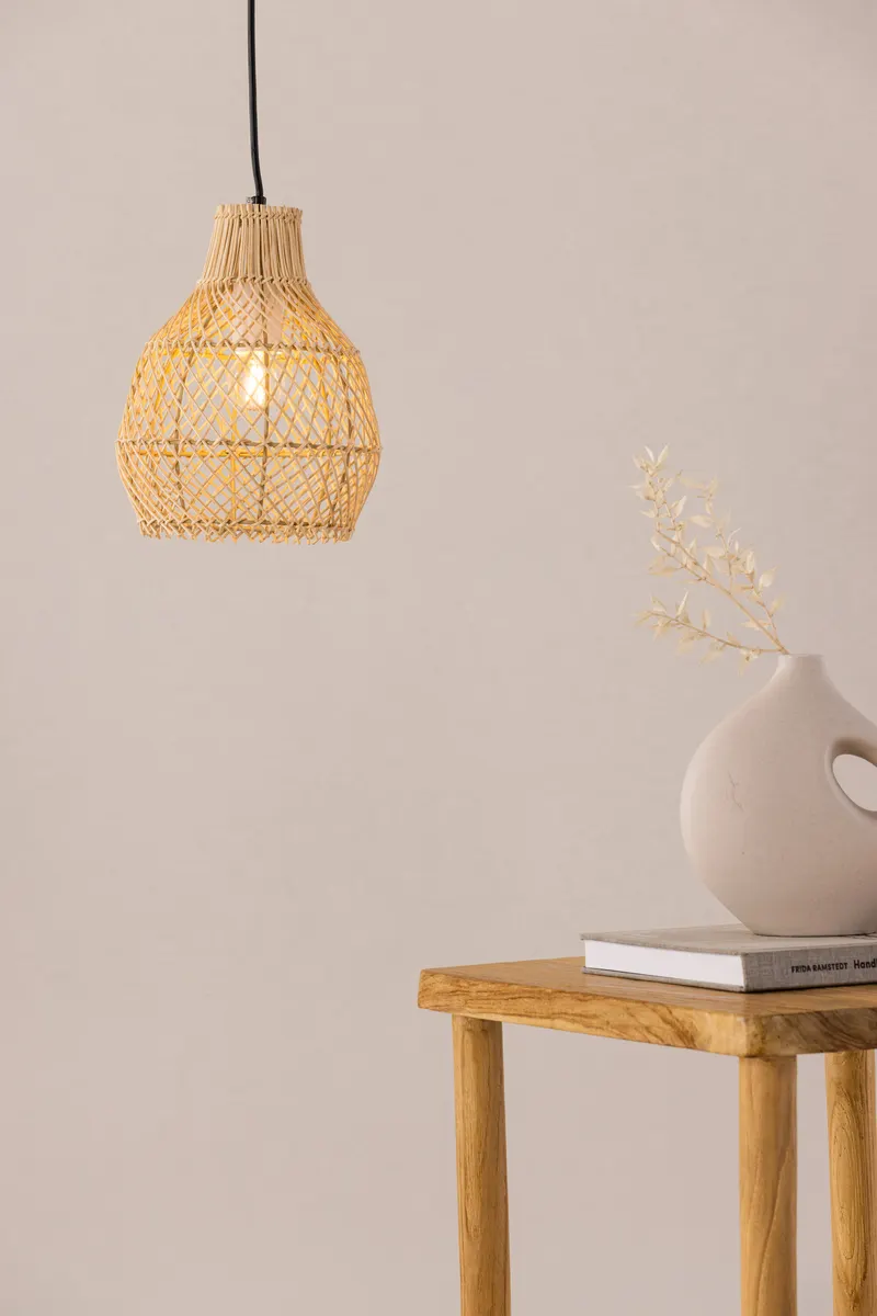 Varekil Pendelleuchte aus Rattan in 20 × 25 × 20 cm, im Wohnraum, Ansicht 2