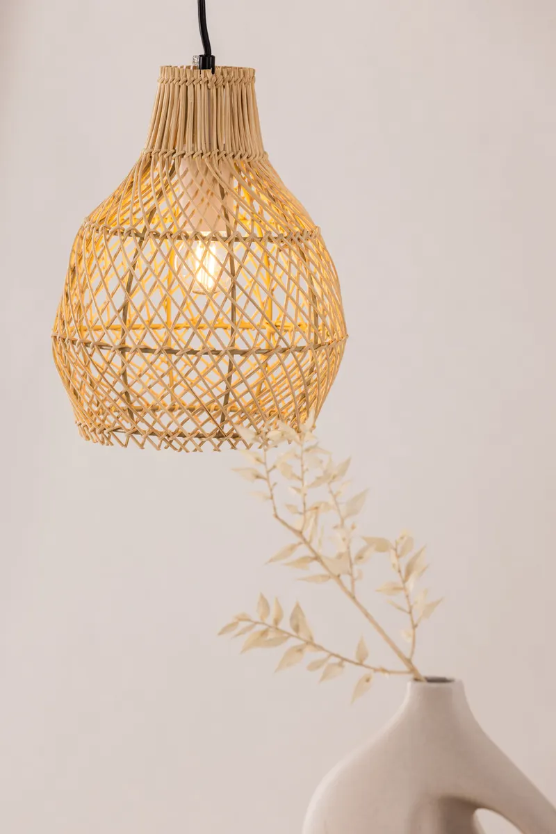 Varekil Pendelleuchte aus Rattan in 20 × 25 × 20 cm, im Wohnraum, Ansicht 3