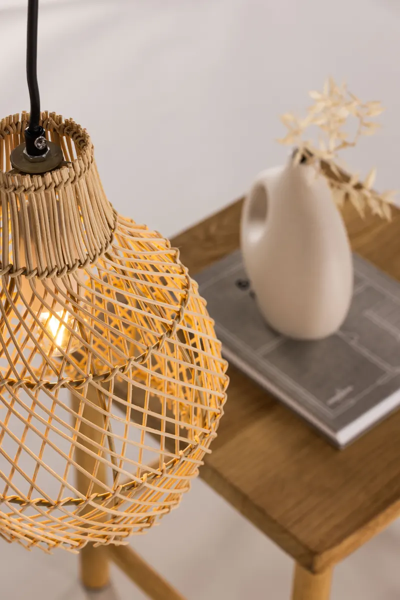 Varekil Pendelleuchte aus Rattan in 20 × 25 × 20 cm, im Wohnraum, Ansicht 4