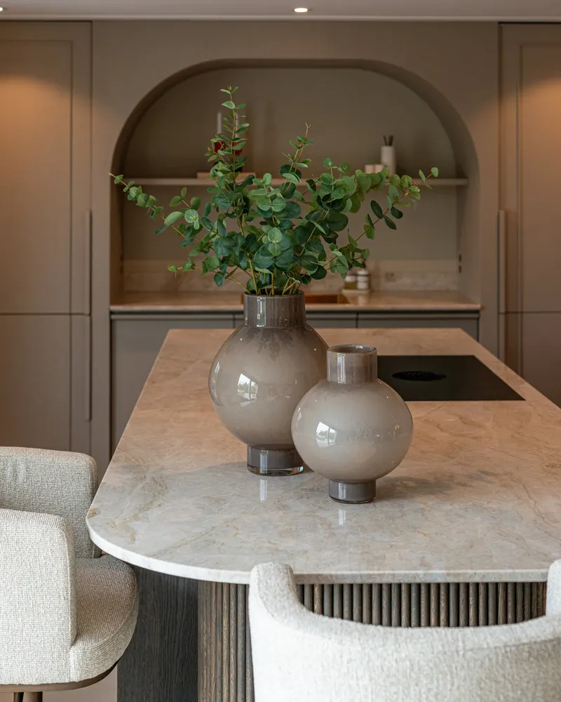 Vase Celina, Braun, klein von Richmond Interiors, Wohnbeispiel 5, im Wohnraum