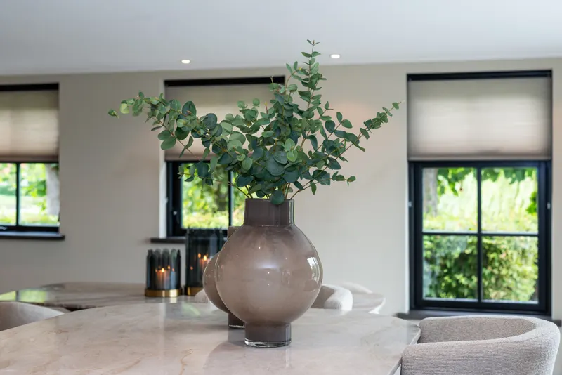 Vase Celina, Braun, klein von Richmond Interiors, Wohnbeispiel 6, im Wohnraum