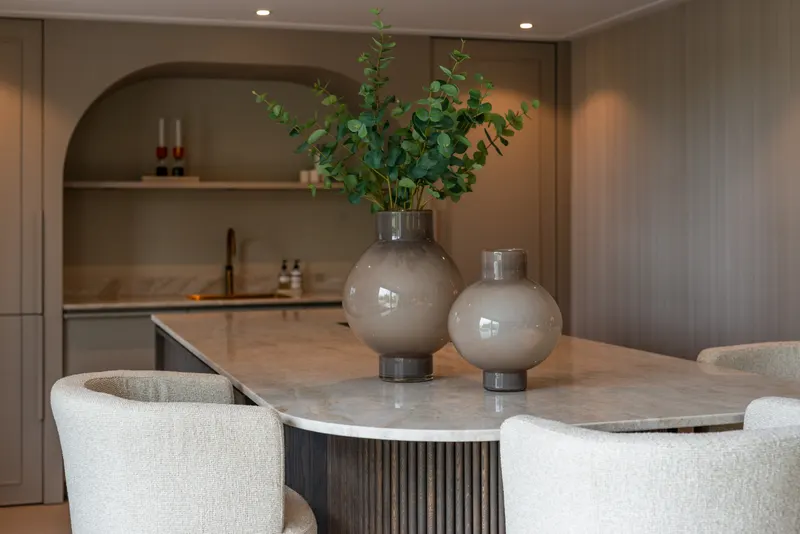 Vase Celina, Braun, klein von Richmond Interiors, Wohnbeispiel 7, im Wohnraum