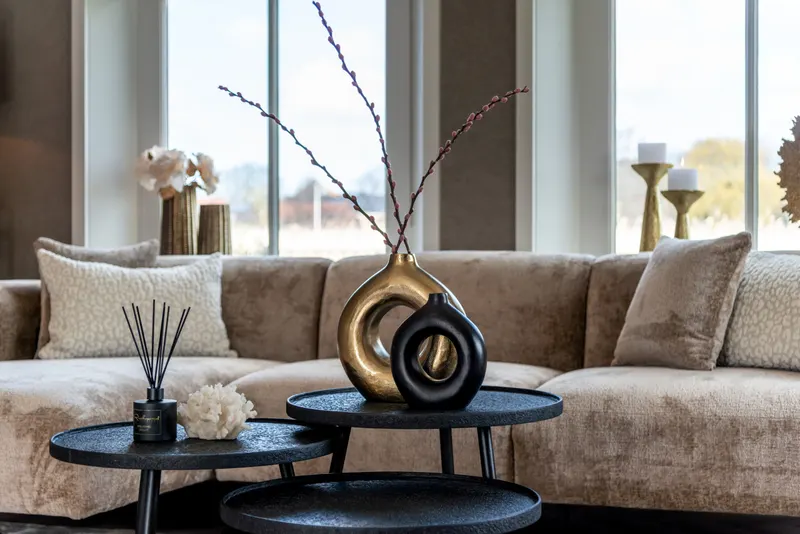 Vase Felice Schwarz, 22 cm von Richmond Interiors, Wohnbeispiel 19, im Wohnraum
