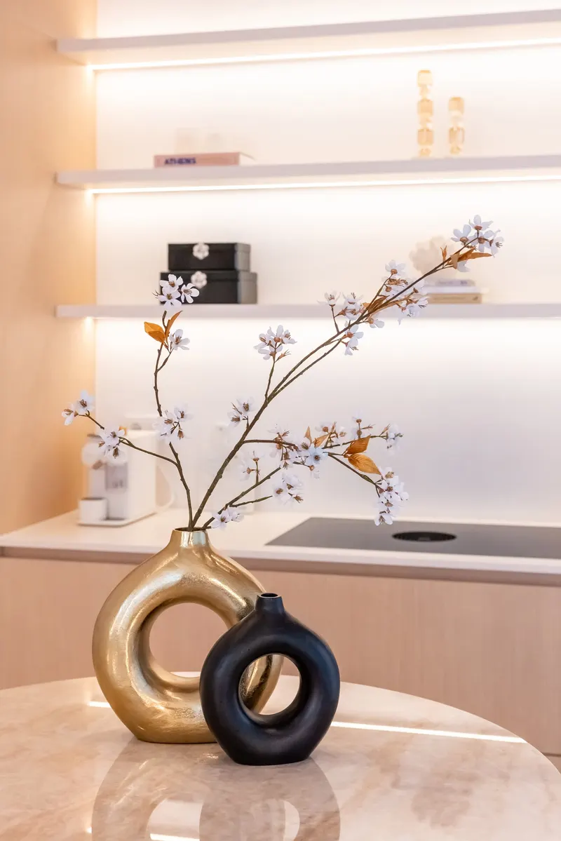 Vase Felice Schwarz, 22 cm von Richmond Interiors, Wohnbeispiel 33, im Wohnraum