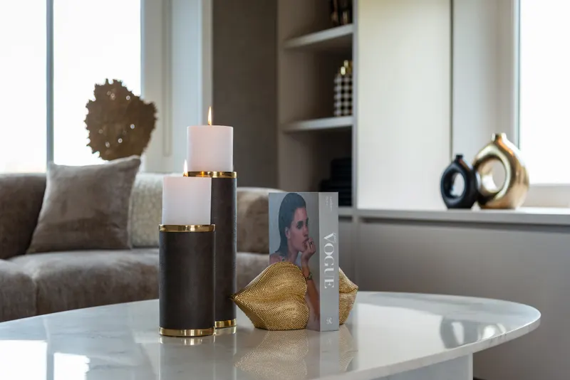 Vase Felice Schwarz, 22 cm von Richmond Interiors, Wohnbeispiel 6, im Wohnraum