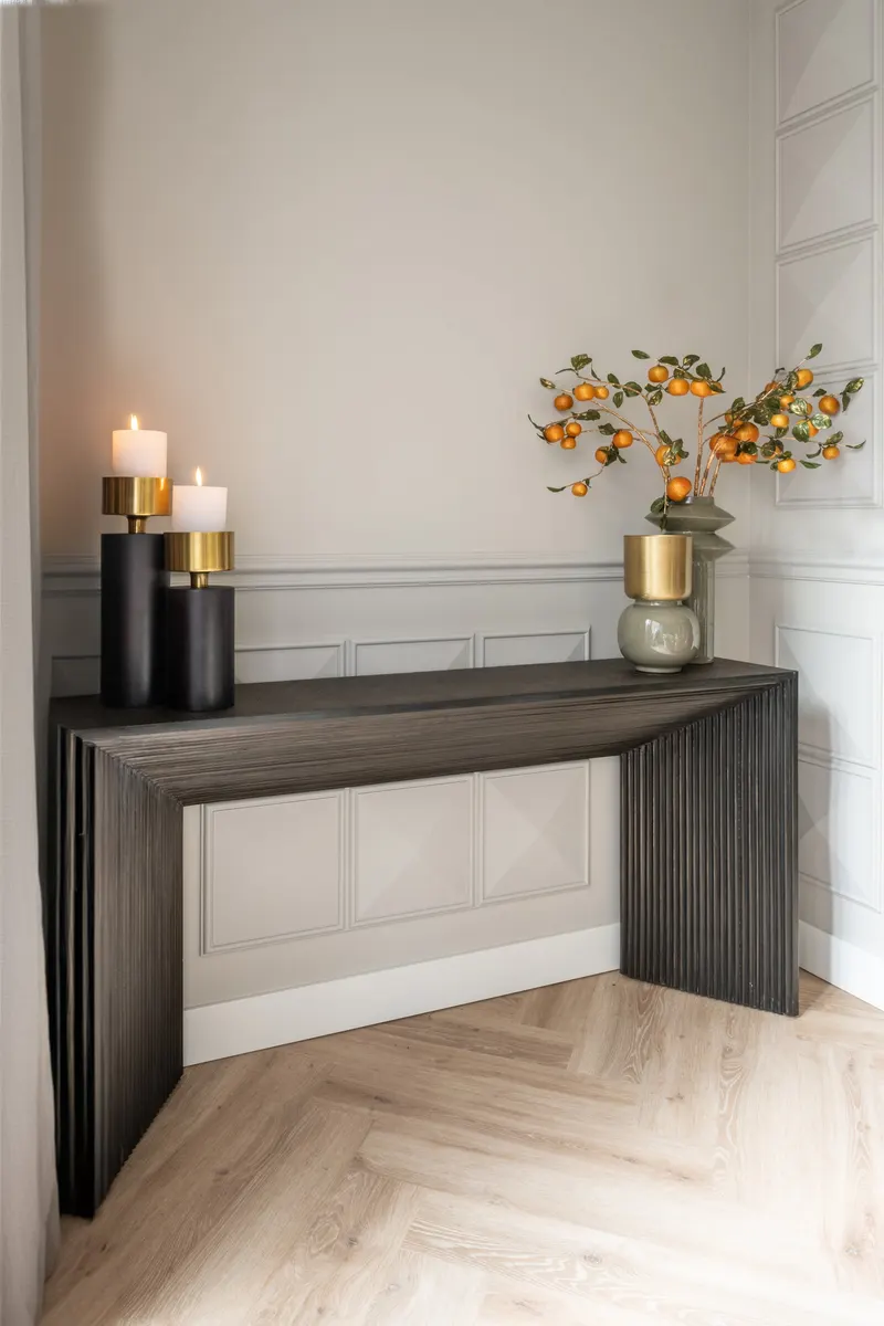 Vase Clover, Goldfarben, gebürstet von Richmond Interiors, Wohnbeispiel 14, im Wohnraum