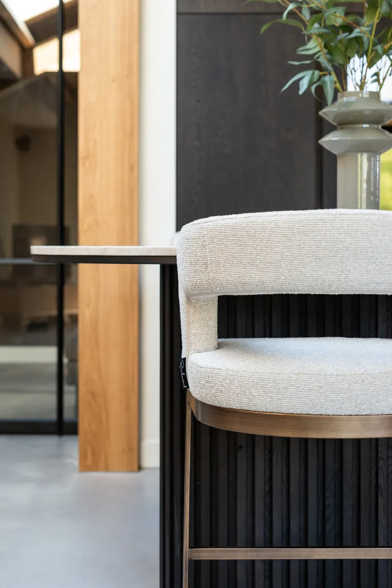 Vase Flora, Oliv von Richmond Interiors, Wohnbeispiel 17, im Wohnraum