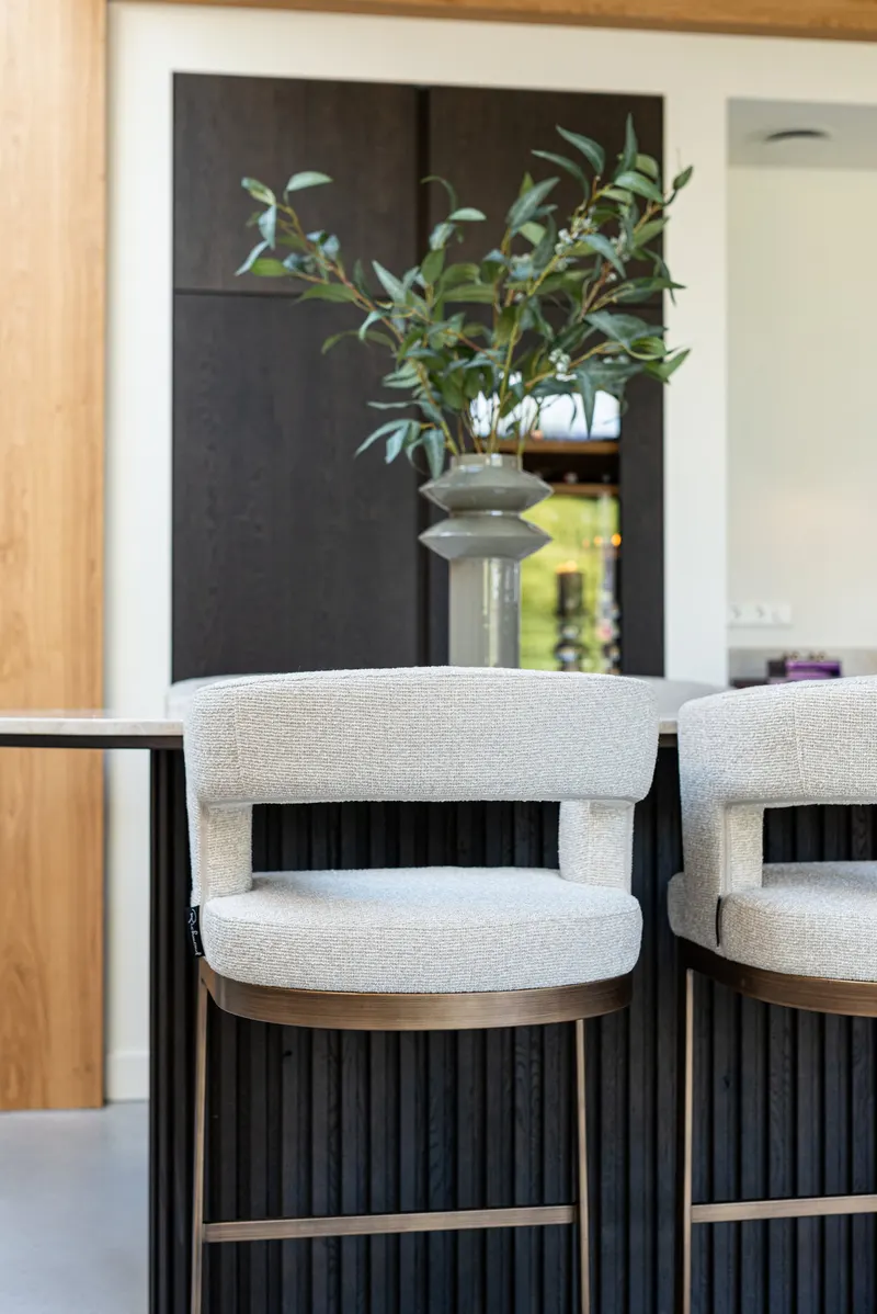 Vase Flora, Oliv von Richmond Interiors, Wohnbeispiel 18, im Wohnraum