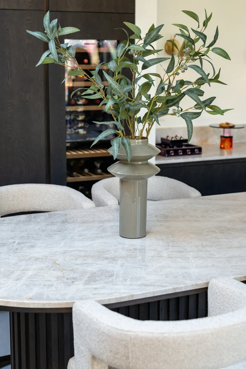 Vase Flora, Oliv von Richmond Interiors, Wohnbeispiel 19, im Wohnraum