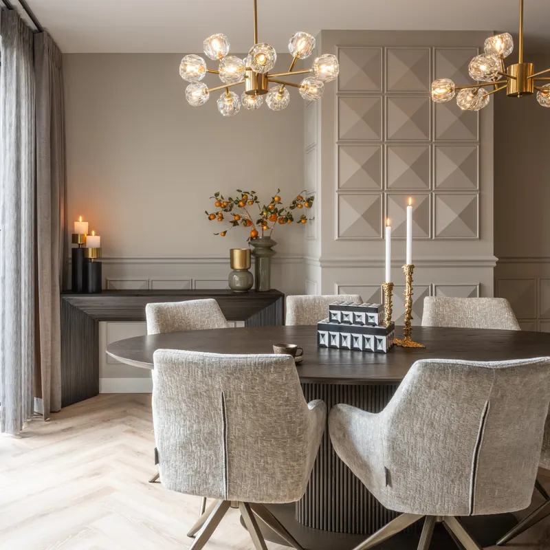 Vase Clover, Goldfarben, gebürstet von Richmond Interiors, Wohnbeispiel 2, im Wohnraum