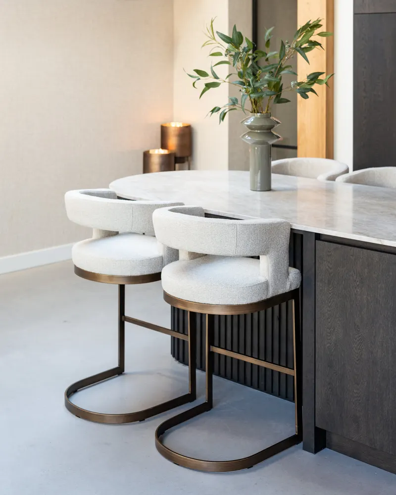 Vase Flora, Oliv von Richmond Interiors, Wohnbeispiel 20, im Wohnraum