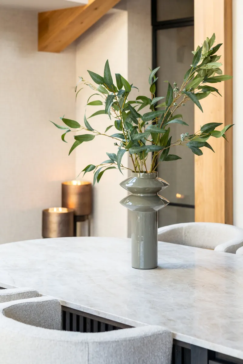 Vase Flora, Oliv von Richmond Interiors, Wohnbeispiel 21, im Wohnraum
