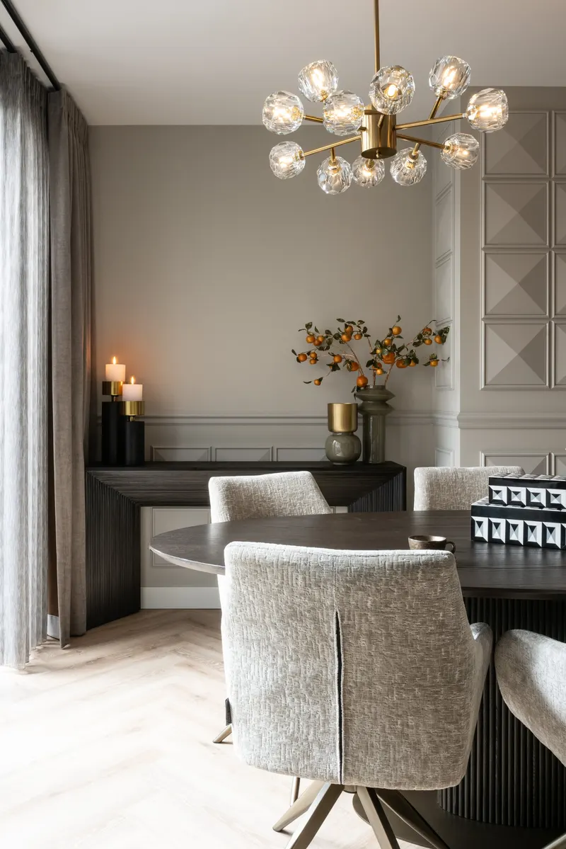 Vase Clover, Goldfarben, gebürstet von Richmond Interiors, Wohnbeispiel 3, im Wohnraum