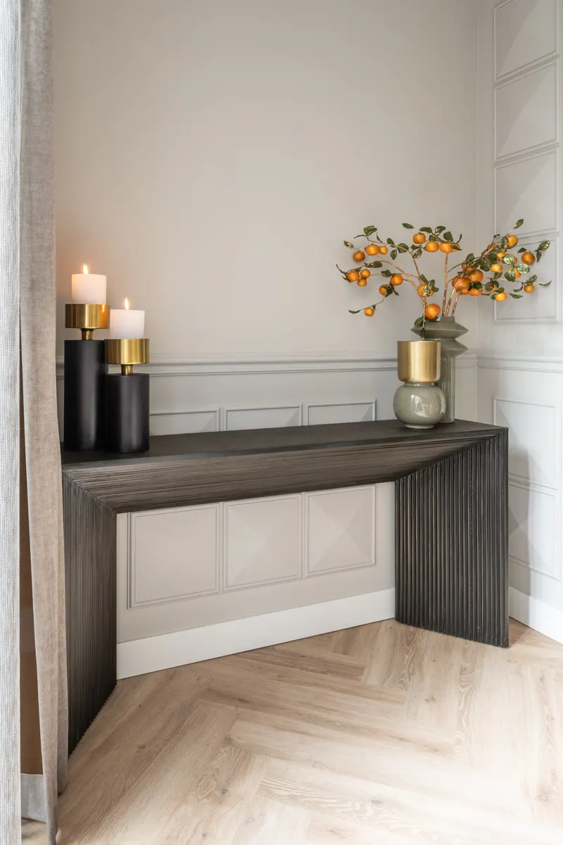 Vase Clover, Goldfarben, gebürstet von Richmond Interiors, Wohnbeispiel 4, im Wohnraum