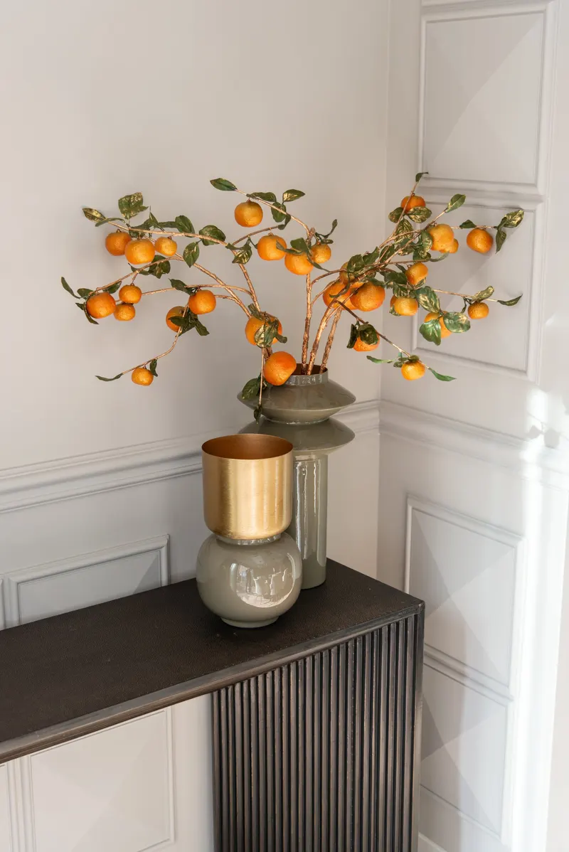 Vase Clover, Goldfarben, gebürstet von Richmond Interiors, Wohnbeispiel 5, im Wohnraum