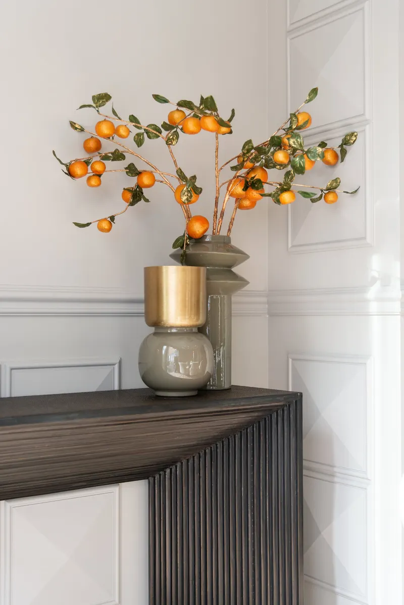 Vase Clover, Goldfarben, gebürstet von Richmond Interiors, Wohnbeispiel 6, im Wohnraum