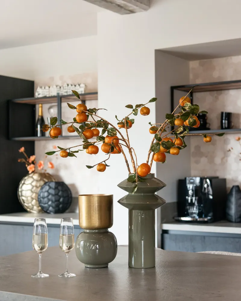 Vase Clover, Goldfarben, gebürstet von Richmond Interiors, Wohnbeispiel 9, im Wohnraum