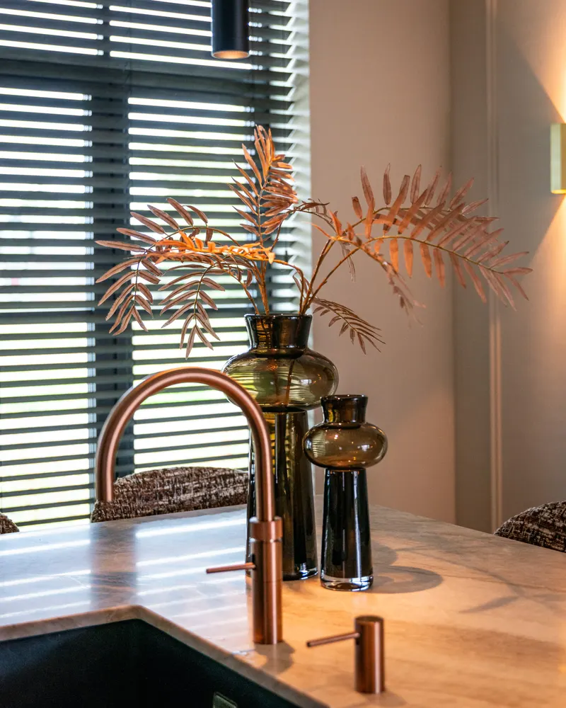 Vase Jamey Braun groß von Richmond Interiors, Wohnbeispiel 5, im Wohnraum