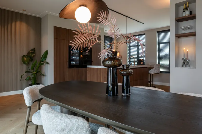 Vase Jamey Braun groß von Richmond Interiors, Wohnbeispiel 7, im Wohnraum