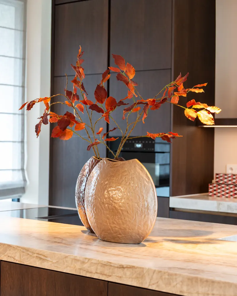 Vase Jony, Dunkelbraun von Richmond Interiors, Wohnbeispiel 6, im Wohnraum