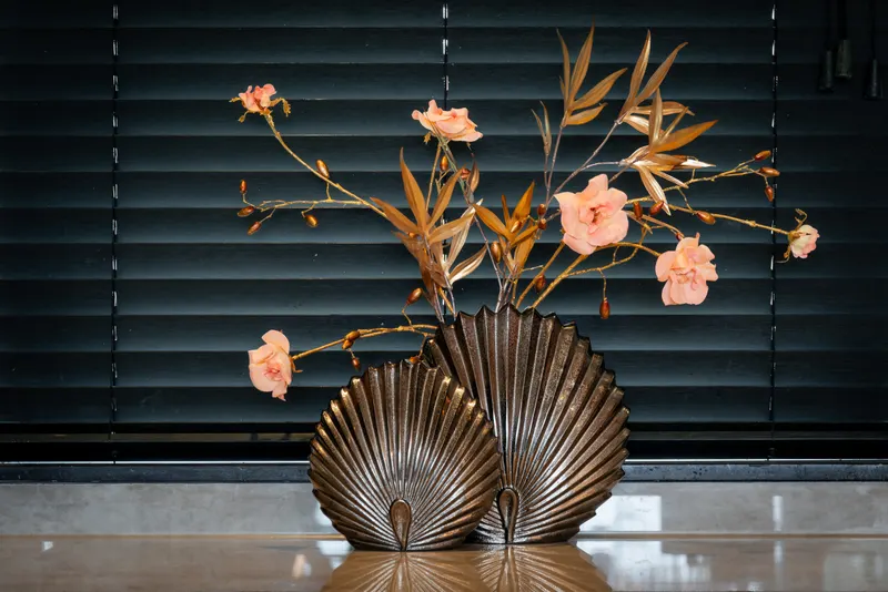 Vase Mara, Messingfarben antik, groß von Richmond Interiors, Wohnbeispiel 6, im Wohnraum
