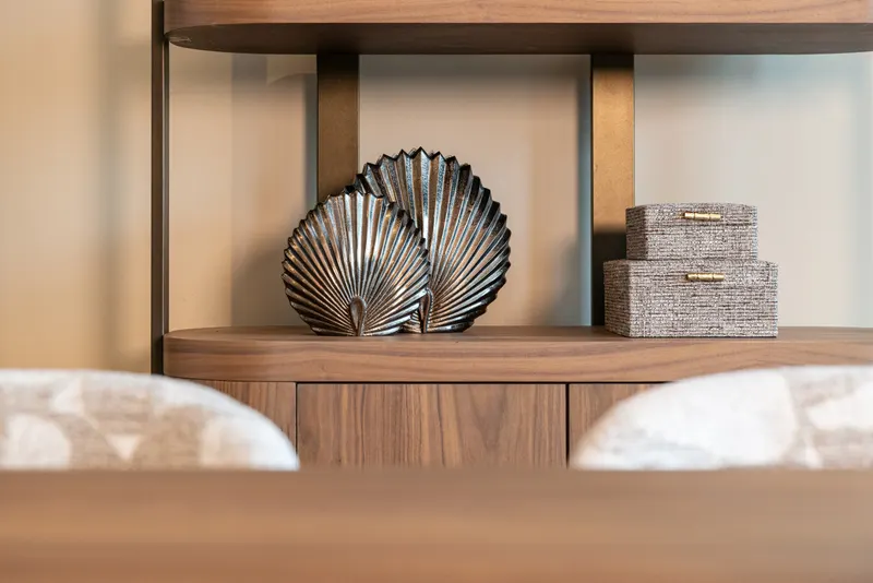 Vase Mara, Messingfarben antik, groß von Richmond Interiors, Wohnbeispiel 9, im Wohnraum