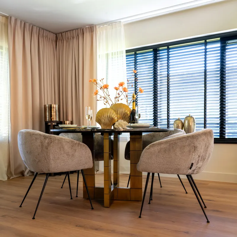 Esstisch Collada, Schwarz/Goldfarben, 130Ø cm von Richmond Interiors, Wohnbeispiel 6, im Wohnraum