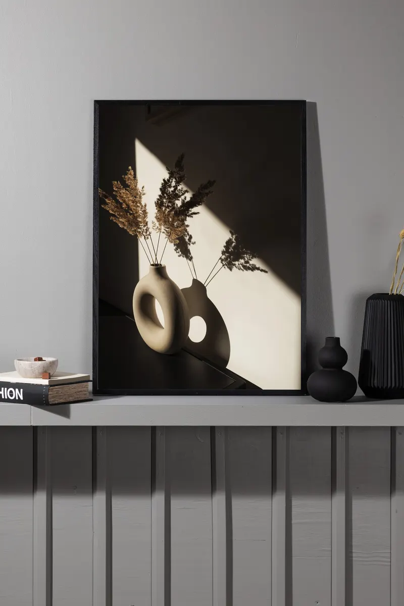 Vase Poster mit Fotografie zweier Ringvasen mit Trockengräsern in 40 × 30 cm, im Wohnraum, Ansicht 1