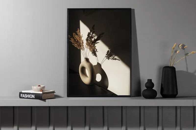 Vase Poster mit Fotografie zweier Ringvasen mit Trockengräsern in 40 × 30 cm, im Wohnraum, Ansicht 2