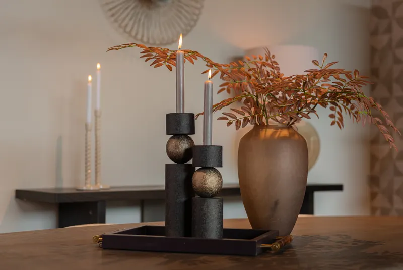 Kerzenständer Hasley groß, Messingfarben antik von Richmond Interiors, Wohnbeispiel 6, im Wohnraum