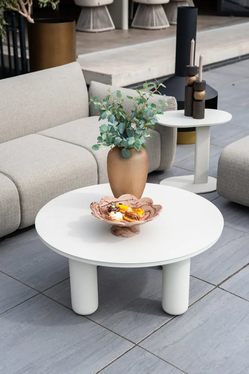 Outdoor-Couchtisch Quinn, Hellbeige, 86 × 86 cm von Richmond Interiors, Wohnbeispiel 4, im Wohnraum