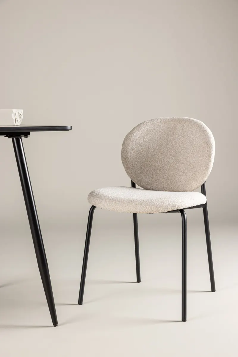 Vault Esszimmerstuhl mit Stahlbeinen in Beige, Gestell Schwarz, Polyester in Leinenoptik, im Wohnraum, Ansicht 1