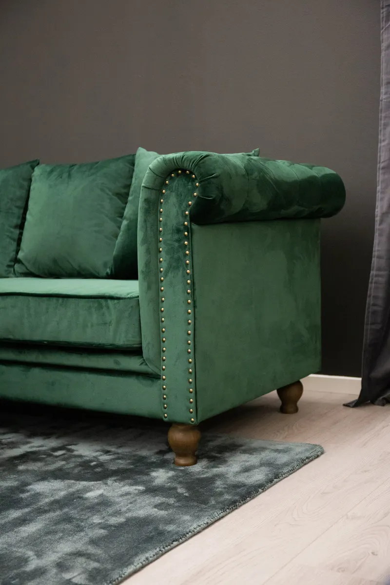 Velvet Chesterfield-Sofa aus Samt mit Knopfheftung in Grün, Gestell Natur, im Wohnraum