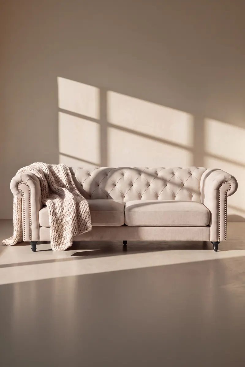 Velvet Chesterfield-Sofa aus Samt mit Knopfheftung in Beige, Gestell Schwarz, im Wohnraum, Ansicht 1