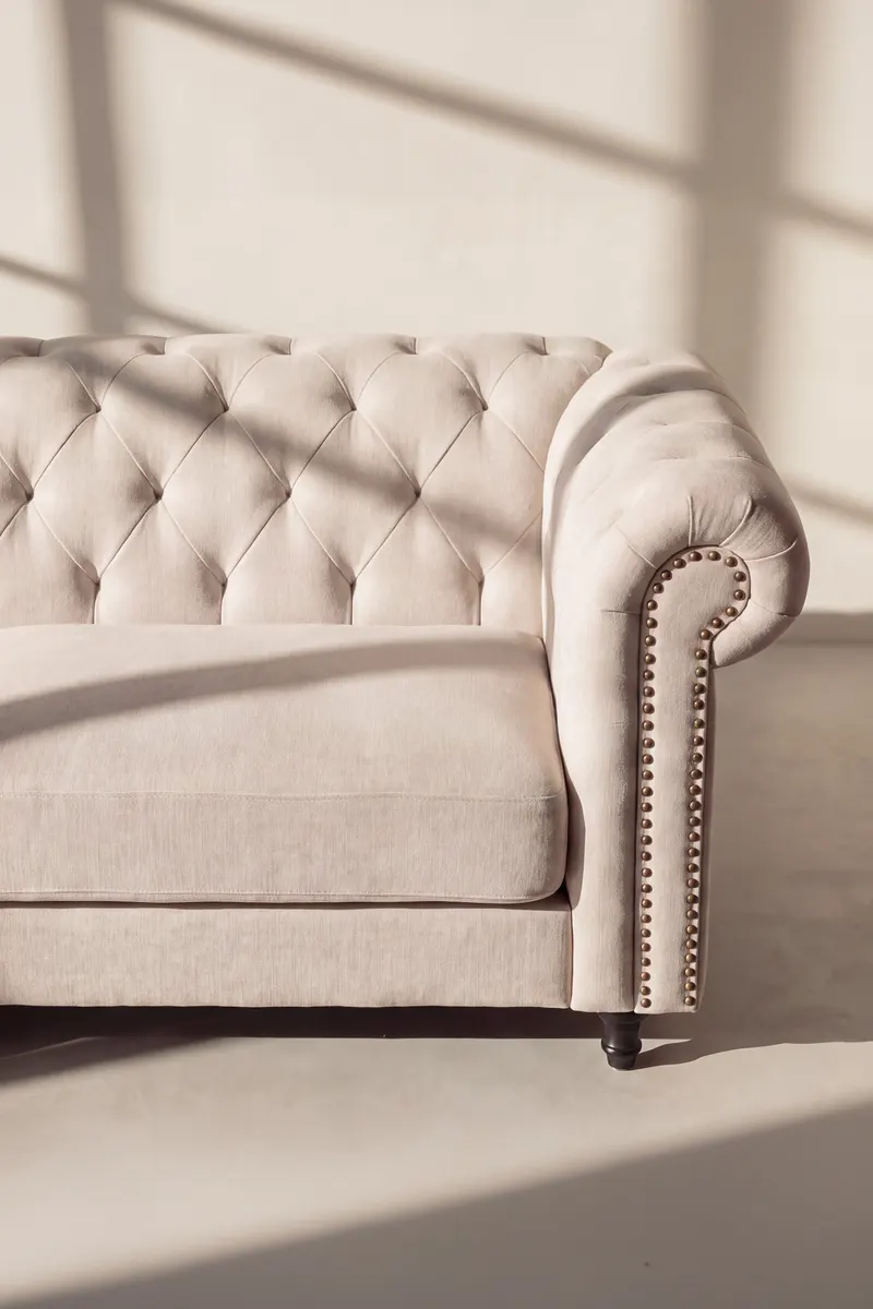 Velvet Chesterfield-Sofa aus Samt mit Knopfheftung in Beige, Gestell Schwarz, im Wohnraum, Ansicht 2
