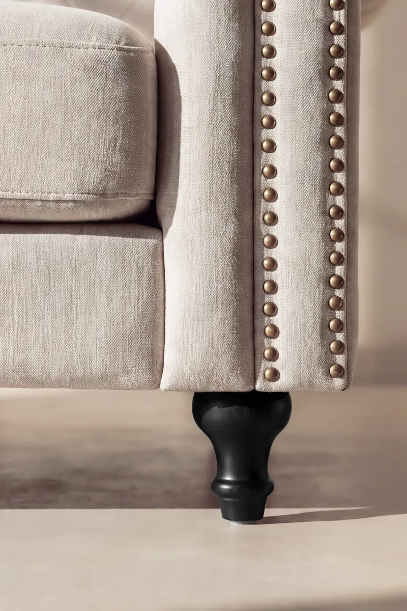 Velvet Chesterfield-Sofa aus Samt mit Knopfheftung in Beige, Gestell Schwarz, im Wohnraum, Ansicht 3
