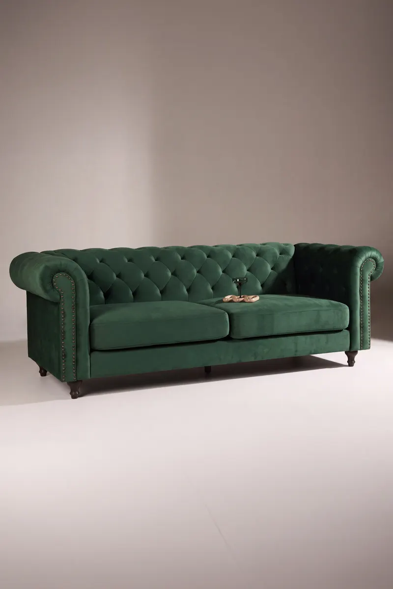 Velvet Chesterfield-Sofa aus Samt mit Knopfheftung in Grün, Gestell Schwarz, im Wohnraum, Ansicht 1
