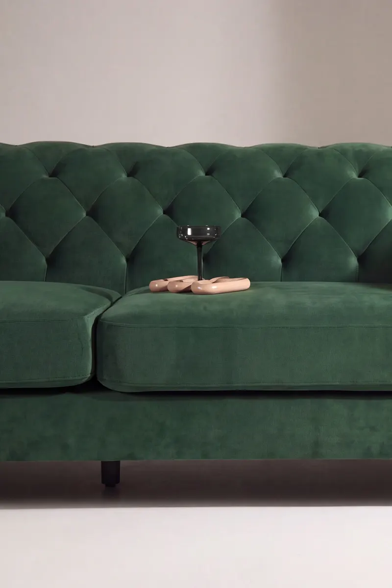 Velvet Chesterfield-Sofa aus Samt mit Knopfheftung in Grün, Gestell Schwarz, im Wohnraum, Ansicht 2