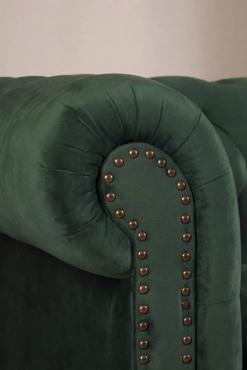 Velvet Chesterfield-Sofa aus Samt mit Knopfheftung in Grün, Gestell Schwarz, im Wohnraum, Ansicht 3