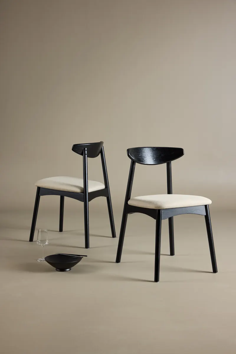 Ven Esszimmerstuhl aus Eiche mit Sitzkissen in Schwarz, im Wohnraum, Ansicht 1