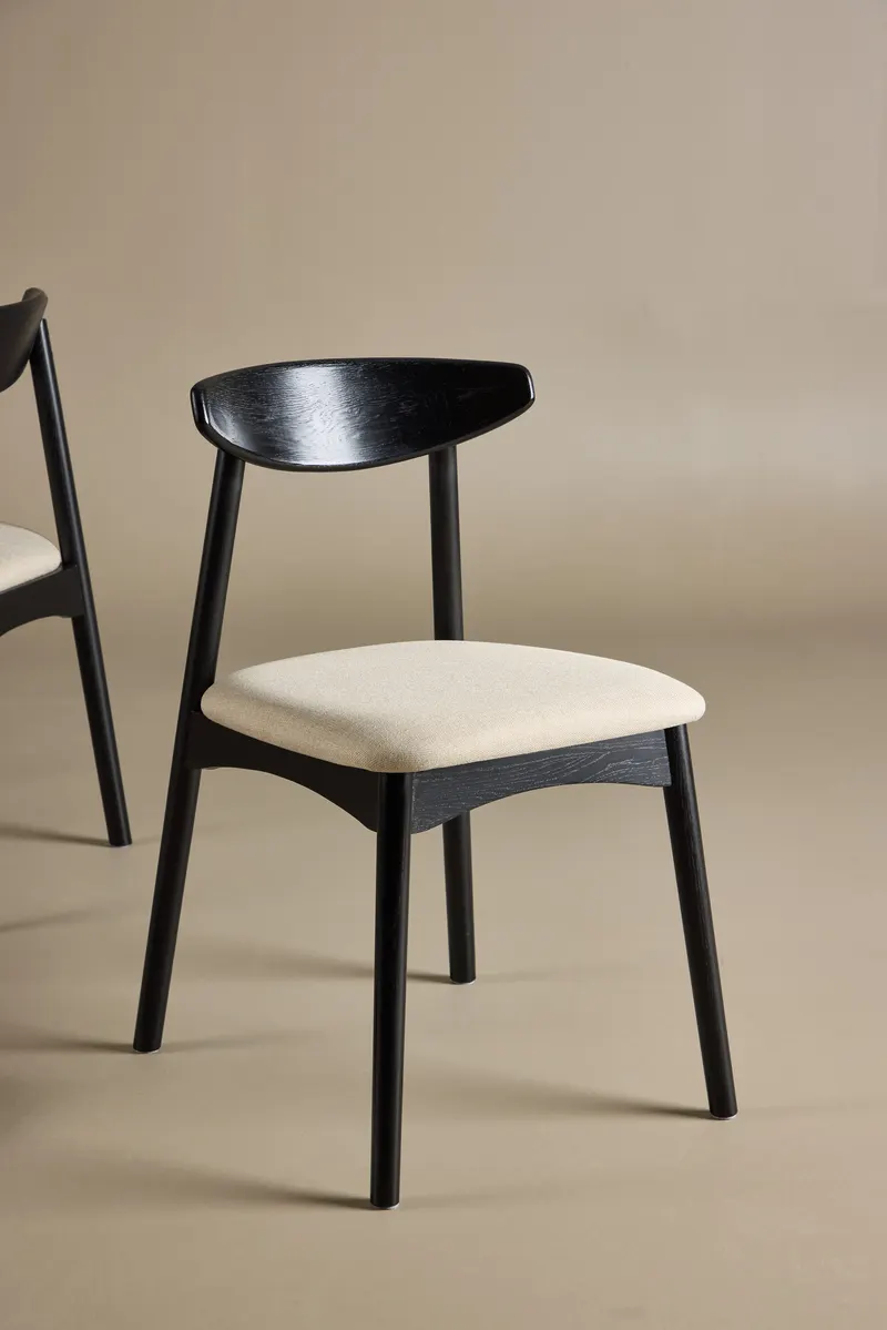 Ven Esszimmerstuhl aus Eiche mit Sitzkissen in Schwarz, im Wohnraum, Ansicht 4