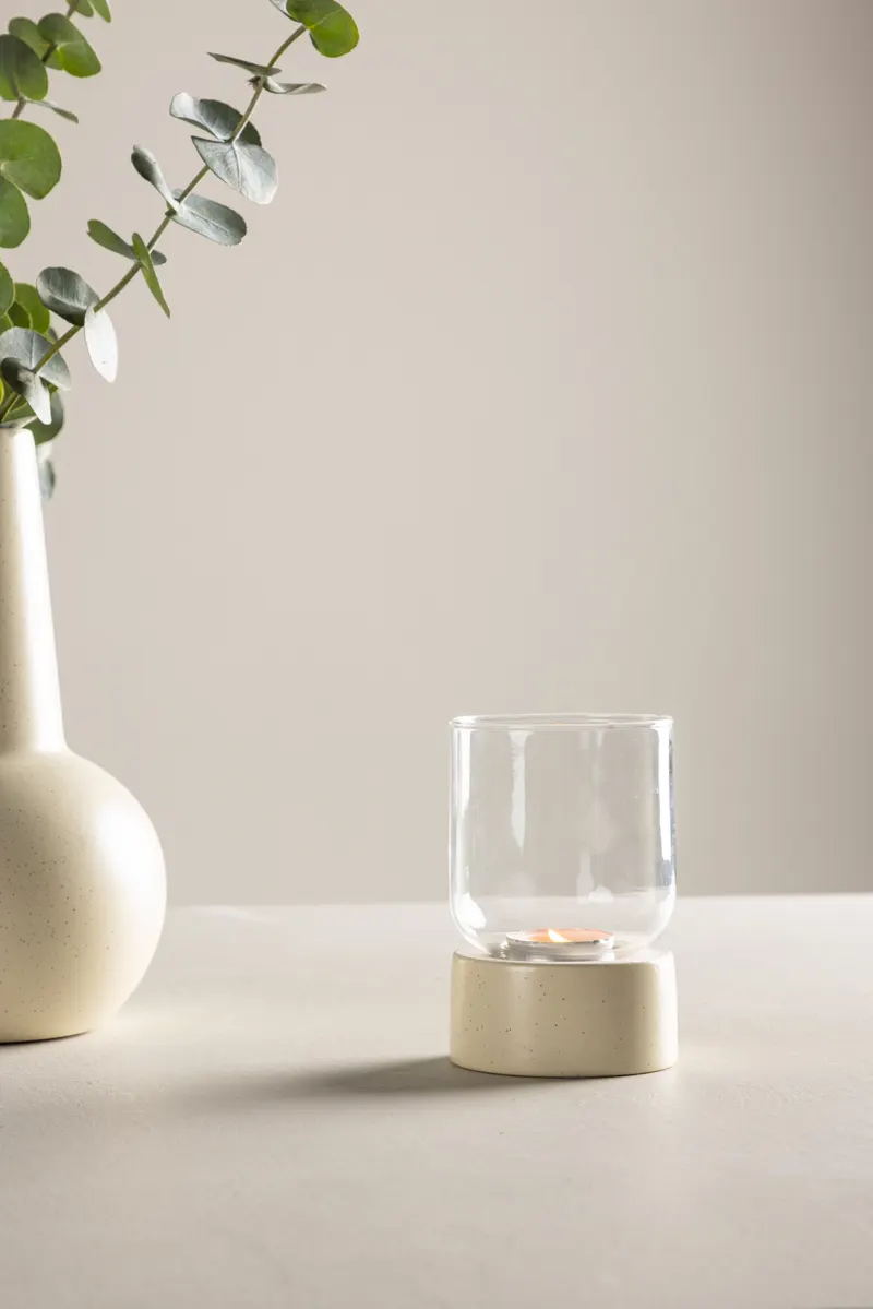 Vica Windlicht aus Glas mit Sockel aus Steinzeug, im Wohnraum, Ansicht 1