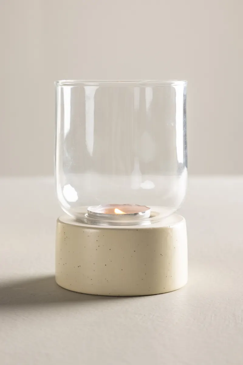 Vica Windlicht aus Glas mit Sockel aus Steinzeug, im Wohnraum, Ansicht 2