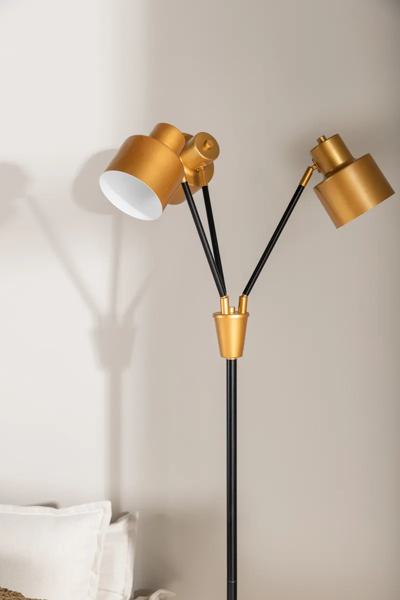 Vifta Stehlampe mit drei Lichtquellen, im Wohnraum, Ansicht 2