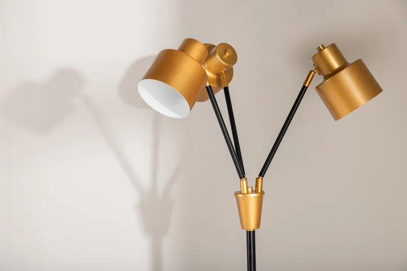 Vifta Stehlampe mit drei Lichtquellen, im Wohnraum, Ansicht 4