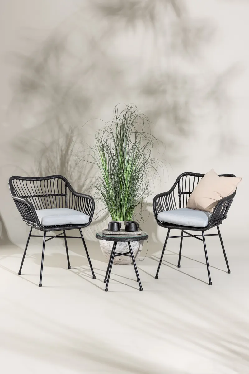 Viga Balkon-Lounge-Set mit zwei Geflechtsesseln und rundem Glastisch, im Wohnraum, Ansicht 1